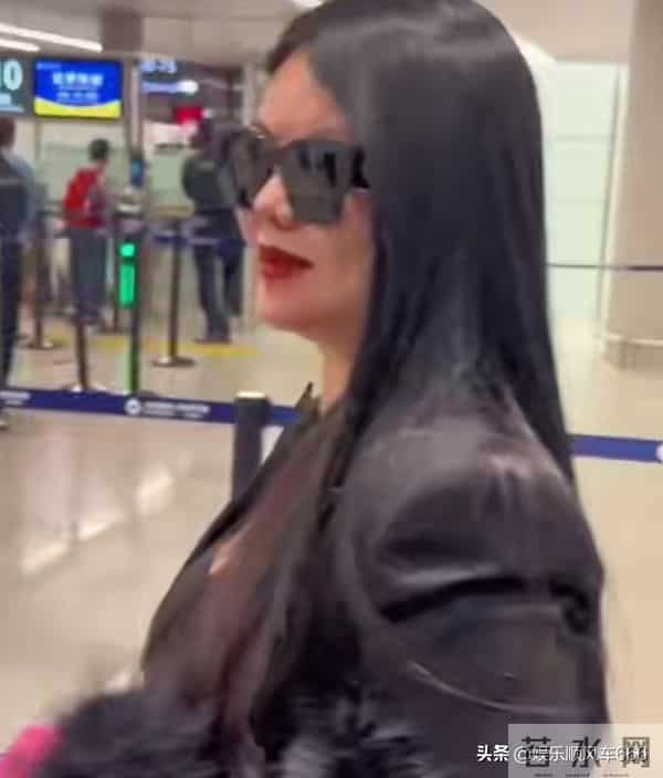 网友玩cos李湘，气得本人发美照，“老娘也有颜值巅峰期”