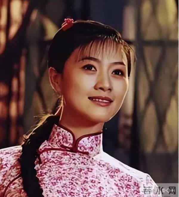 与陆毅相恋多年无果，嫁豪门16年，父病母去夫离开，如今她怎样了