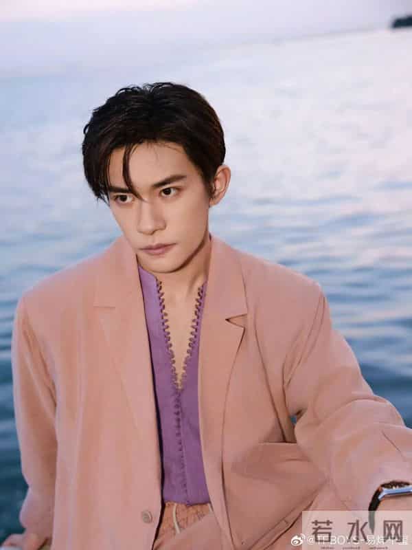 易烊千玺新片“怪物”造型曝光：身形佝偻，眼含泪水！一人分饰五角