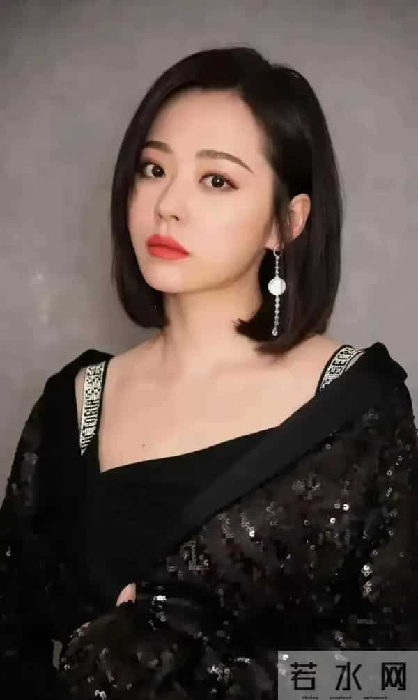 张靓颖素颜亮相机场被偶遇，网友-和普通人差不多 舞台上妆化太狠