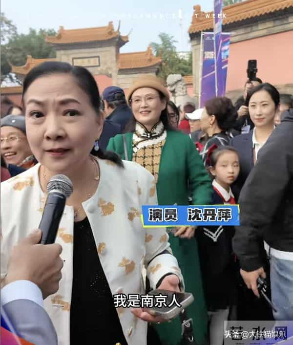 看63岁林芳兵和59岁陶慧敏，才知上了年纪，会打扮比好身材更重要