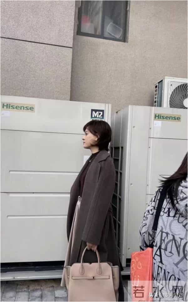 孙俪无锡拍戏被偶遇，身穿毛呢大衣新发型好洋气，本人又瘦又美！