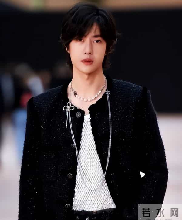 一觉醒来天塌了！王一博到期不续约曝出，撕开了乐华"虚伪"的一面