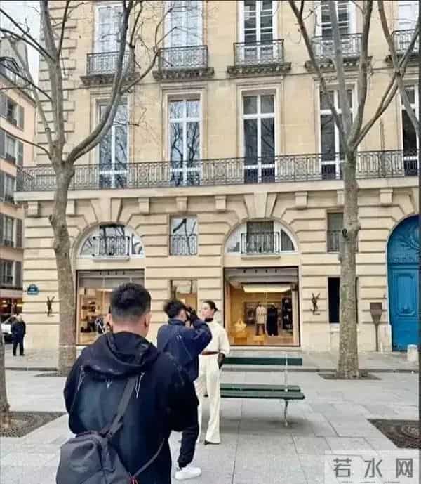 宋佳在巴黎街头被偶遇，尴尬啦，风一吹，裤子紧紧贴腿上。