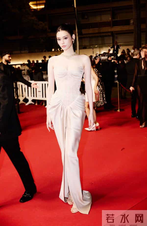 奚梦瑶好奢侈，背79万的包陪儿女游玩，女儿萌宠可爱大长腿