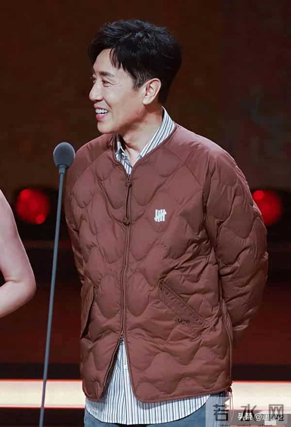 于和伟穿棉衣领奖，没西装没领结，牛仔裤配勃肯鞋，像刚从家出门