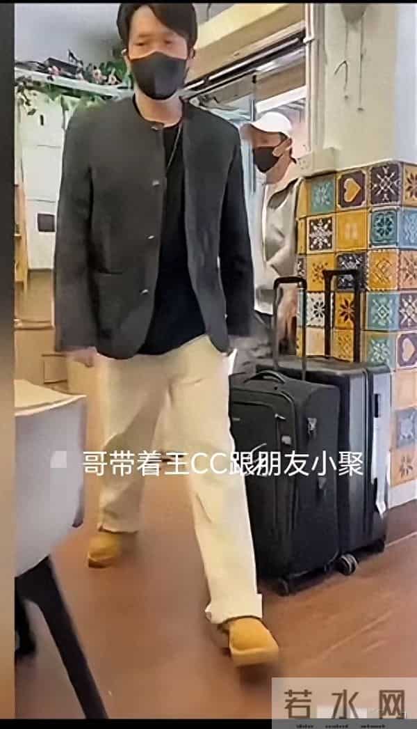 哇！哥一到澳门就撒糖，换了新手机，橙色手机跟喜芬儿还是同款