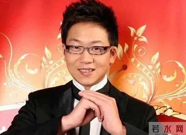 他曾是央视主持，却因“任性”引起领导不满，今54岁在街头当吃播