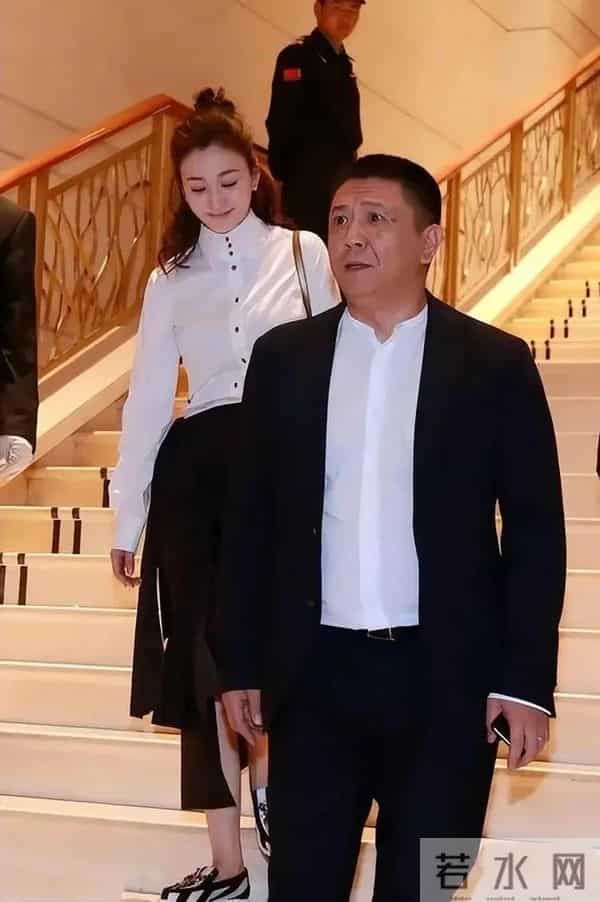 炸了！49岁李小冉状态封神。皮肤白到发光，难怪丈夫豪掷5亿娶她