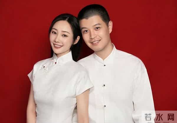 李纯马頔新婚逛地坛公园，李纯真人很瘦大长腿，男方贴心帮她提包