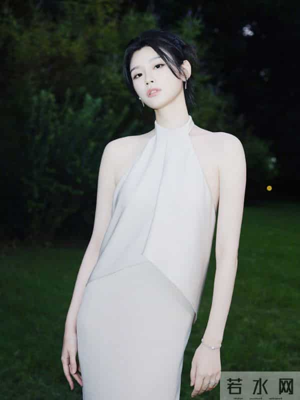 奚梦瑶好奢侈，背79万的包陪儿女游玩，女儿萌宠可爱大长腿