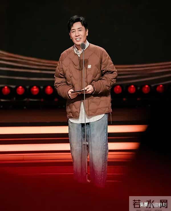 于和伟穿棉衣领奖，没西装没领结，牛仔裤配勃肯鞋，像刚从家出门