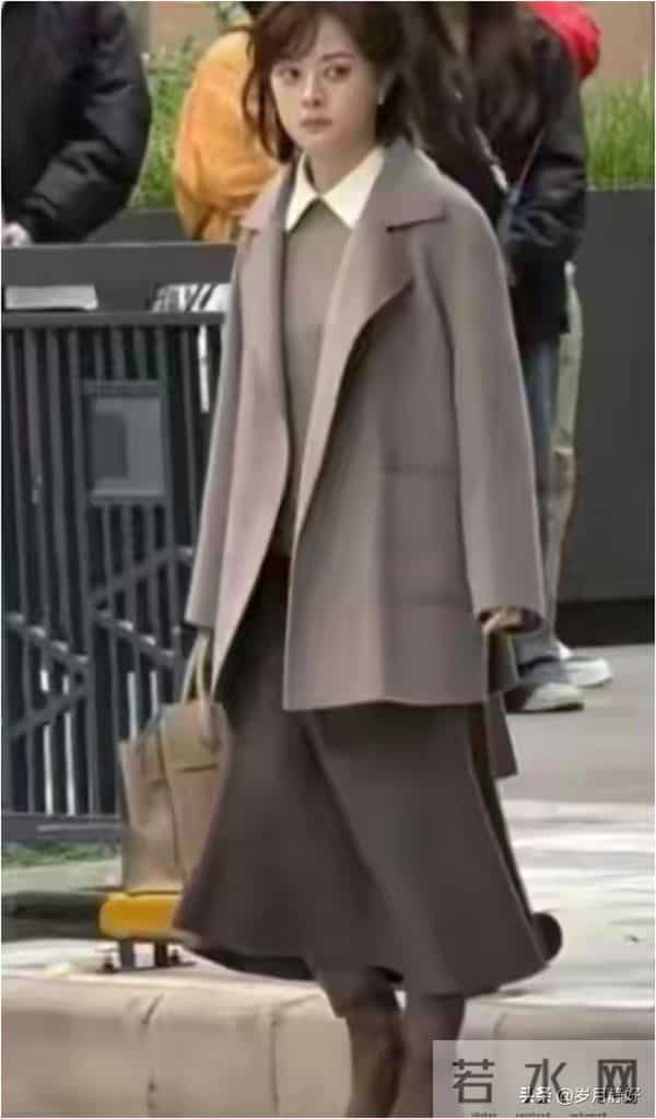 孙俪无锡拍戏被偶遇，身穿毛呢大衣新发型好洋气，本人又瘦又美！