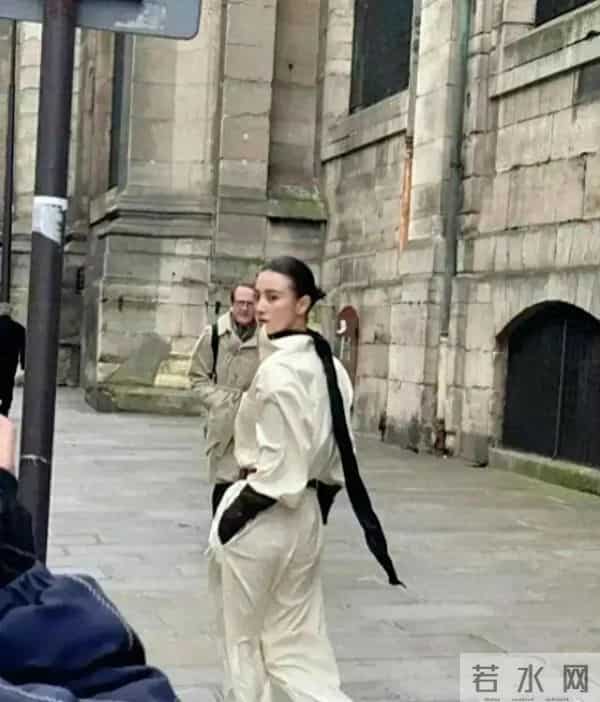 宋佳在巴黎街头被偶遇，尴尬啦，风一吹，裤子紧紧贴腿上。