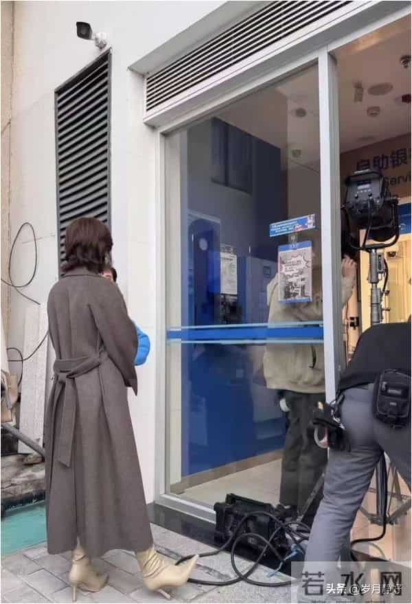 孙俪无锡拍戏被偶遇，身穿毛呢大衣新发型好洋气，本人又瘦又美！