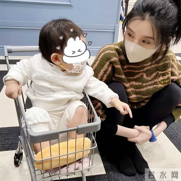 奚梦瑶好奢侈，背79万的包陪儿女游玩，女儿萌宠可爱大长腿