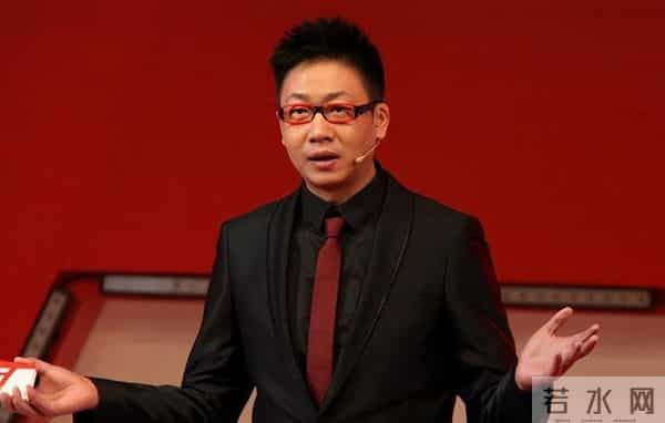 他曾是央视主持，却因“任性”引起领导不满，今54岁在街头当吃播