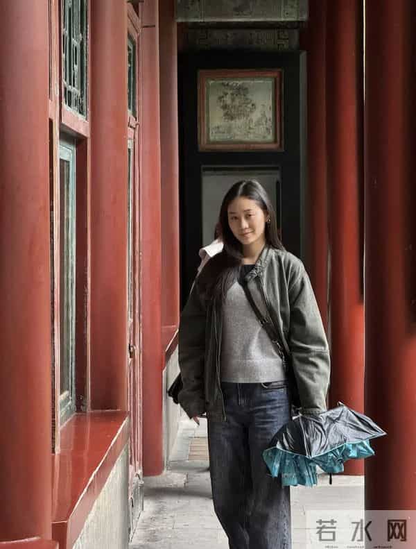 李连杰22岁女儿在北京旅游，逛故宫爬长城心情激动，称感觉像回家