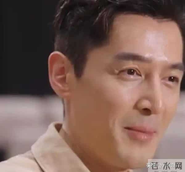 薛佳凝拒聊胡歌?放弃薛佳凝，情断江疏影，娶平凡经纪人的胡歌，今在央视情绪崩溃
