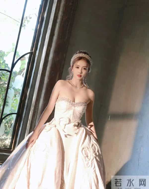 白露摸胸礼服，这身材也太棒了，好美
