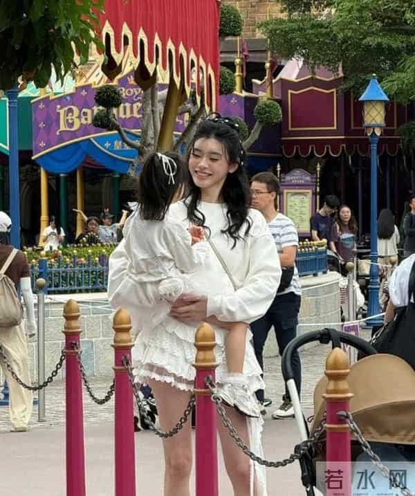 迪士尼偶遇何猷君一家，4岁女儿背1.7万挎包，奚梦瑶本人美到失语