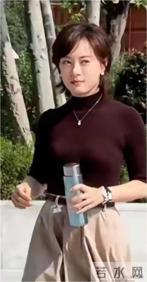 孙俪无锡拍戏被偶遇，身穿毛呢大衣新发型好洋气，本人又瘦又美！