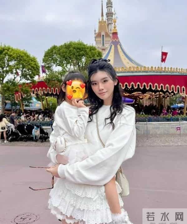 迪士尼偶遇何猷君一家，4岁女儿背1.7万挎包，奚梦瑶本人美到失语