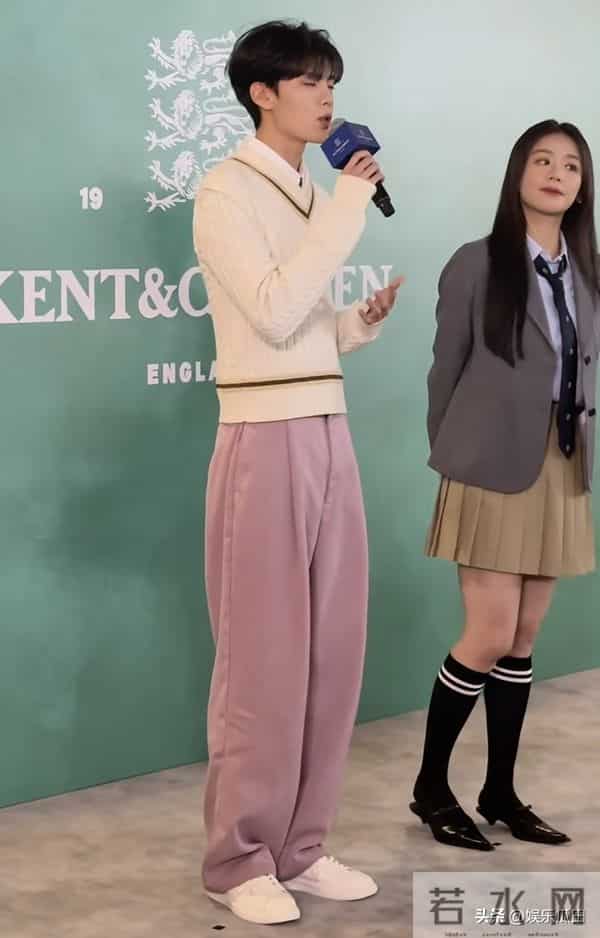 马思纯现身南京德基被偶遇 黑长直配学院装超活力 妥妥清纯女大模样