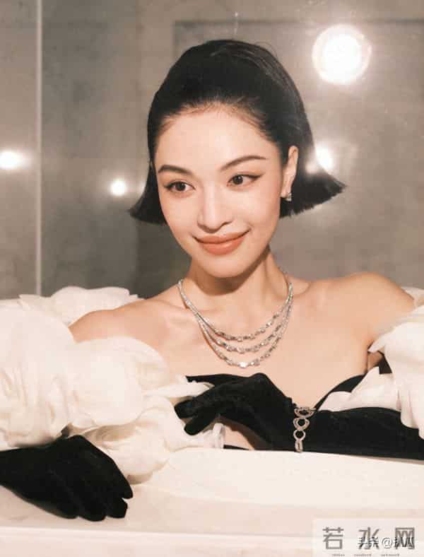 她被冯小刚捧红，成龙接着捧，洪金宝等着捧，为啥大佬都偏爱她