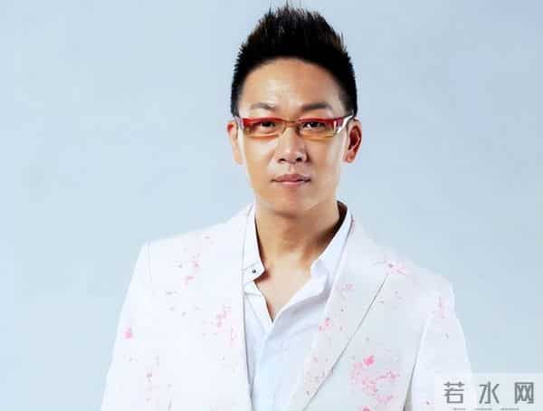 他曾是央视主持，却因“任性”引起领导不满，今54岁在街头当吃播