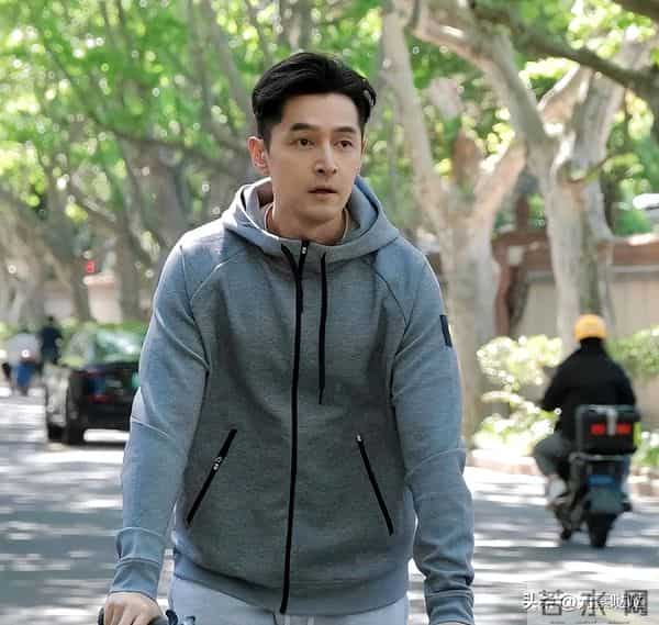 薛佳凝拒聊胡歌?放弃薛佳凝，情断江疏影，娶平凡经纪人的胡歌，今在央视情绪崩溃