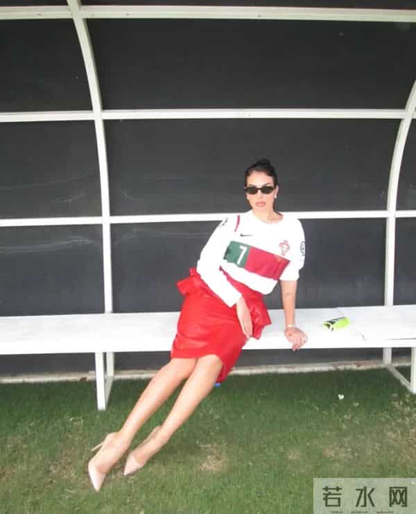 乔治娜又炫富，alo限量包上挂着labubu，她躺在私人飞机的大床上