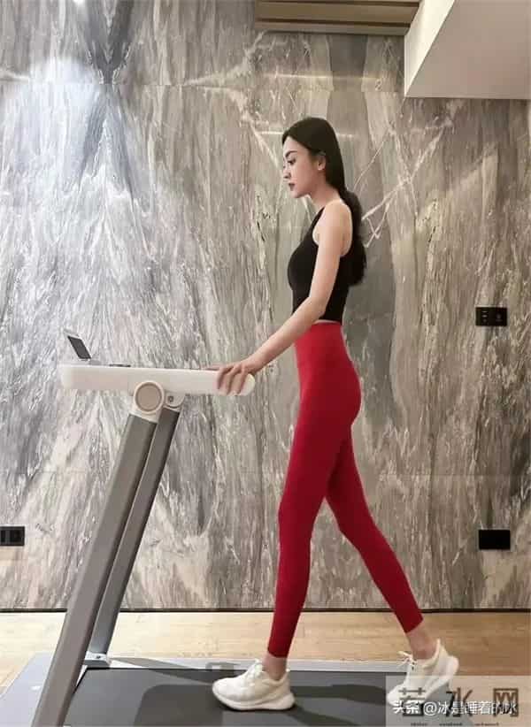 古力娜扎路人镜头下现身，臀部形象遭遇重大转变！