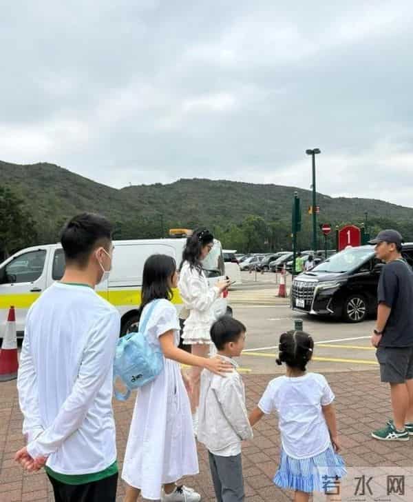 迪士尼偶遇何猷君一家，4岁女儿背1.7万挎包，奚梦瑶本人美到失语