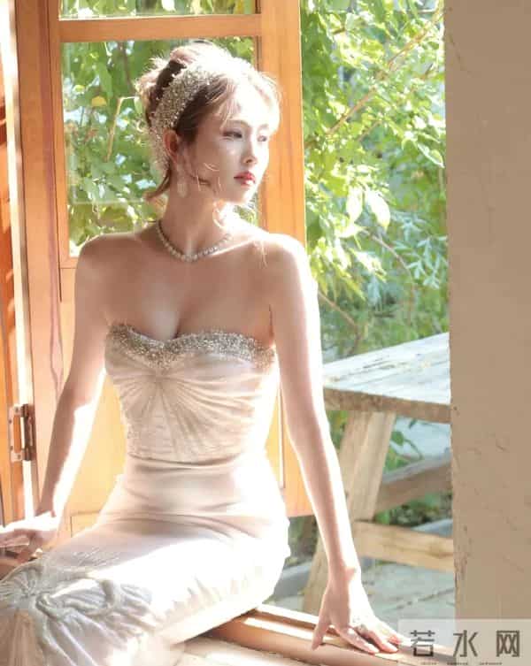 白露摸胸礼服，这身材也太棒了，好美