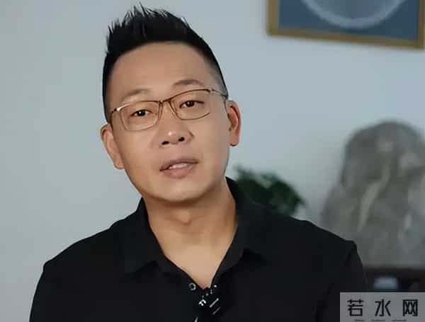 他曾是央视主持，却因“任性”引起领导不满，今54岁在街头当吃播