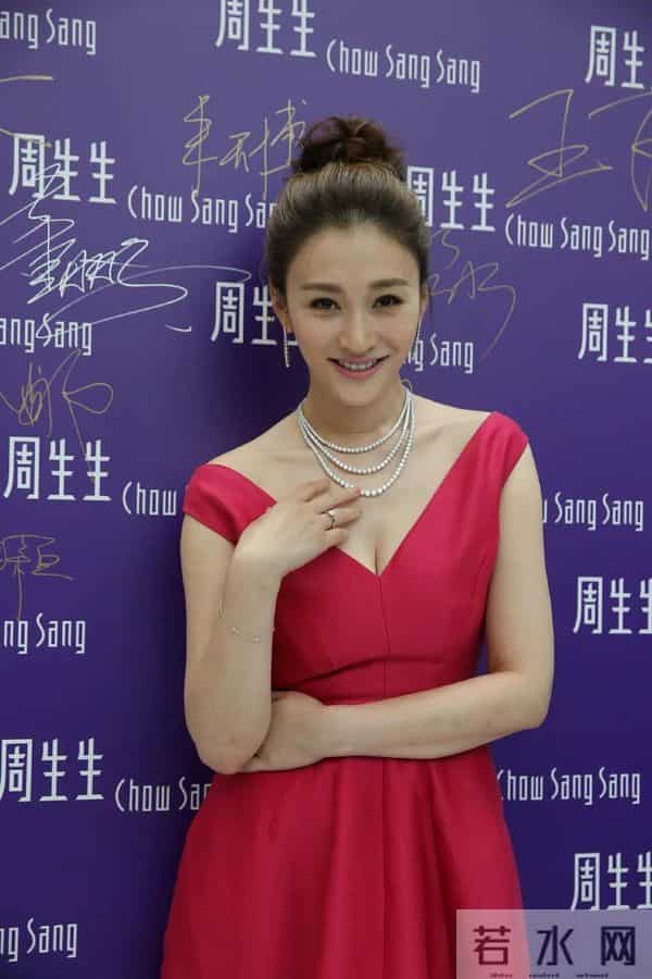 炸了！49岁李小冉状态封神。皮肤白到发光，难怪丈夫豪掷5亿娶她