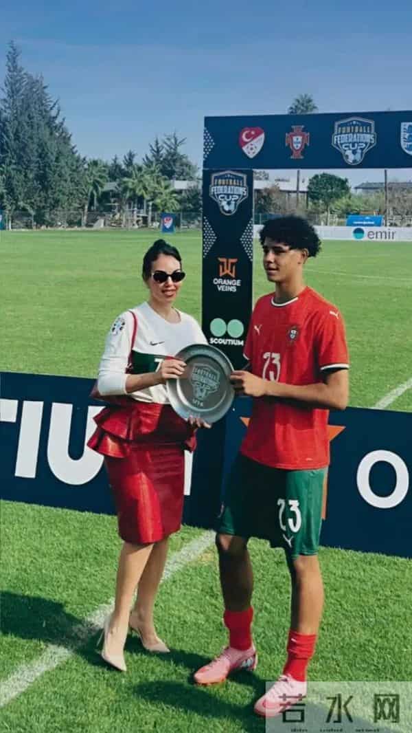 乔治娜又炫富，alo限量包上挂着labubu，她躺在私人飞机的大床上