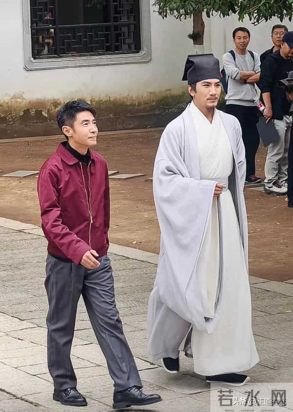 撒贝宁现身岳麓书院 路人视角身材五五分 矮小精悍 官方身高竟1米72