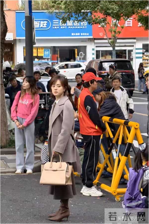 孙俪无锡拍戏被偶遇，身穿毛呢大衣新发型好洋气，本人又瘦又美！