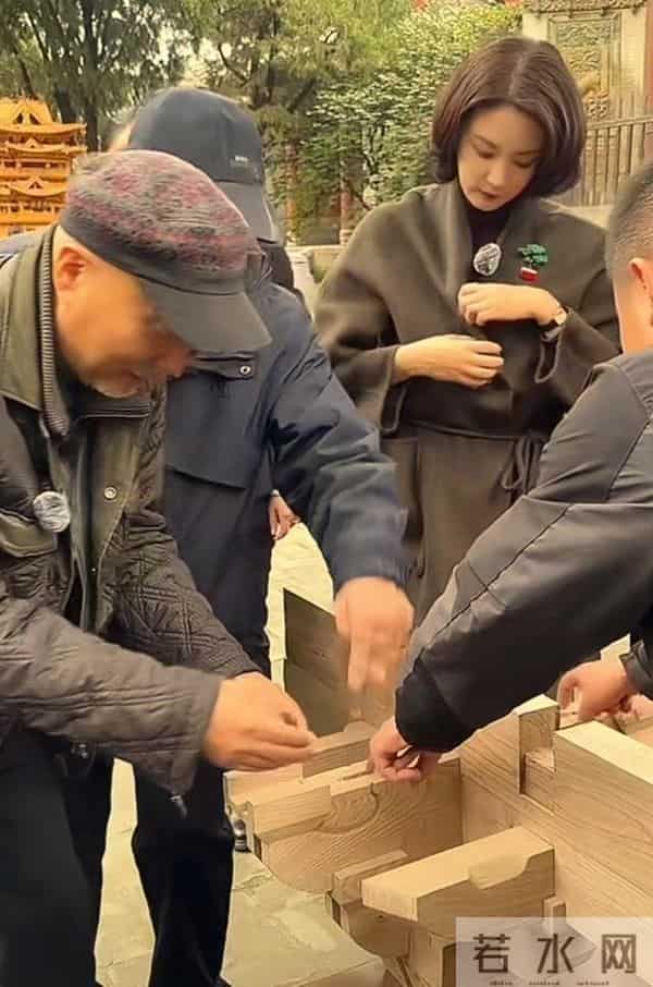 前央视主持人，俩前任去世被嘲“克夫”，生图脸僵的她近况如何了