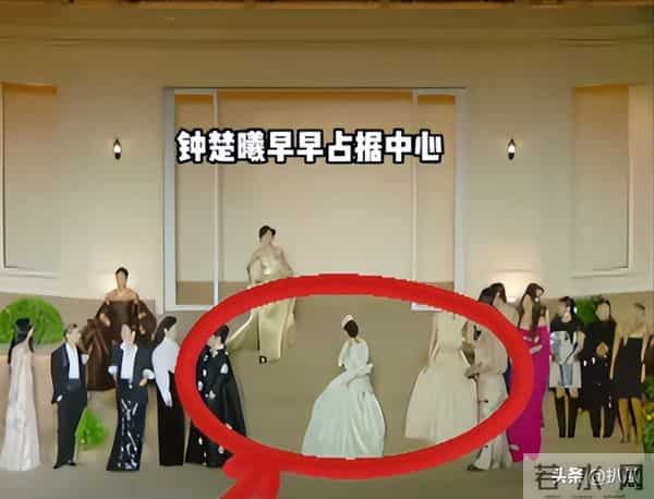 她被冯小刚捧红，成龙接着捧，洪金宝等着捧，为啥大佬都偏爱她