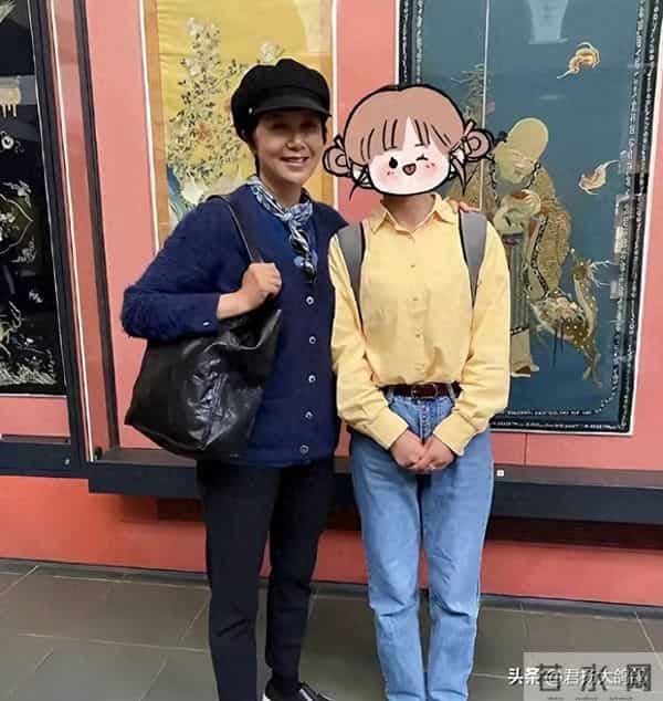 59岁蒋雯丽现状：定居英国，又瘦又老，网友惋惜：一代女神也老了