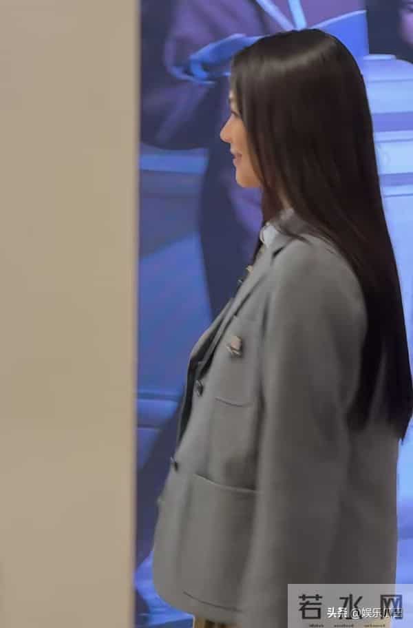 马思纯现身南京德基被偶遇 黑长直配学院装超活力 妥妥清纯女大模样