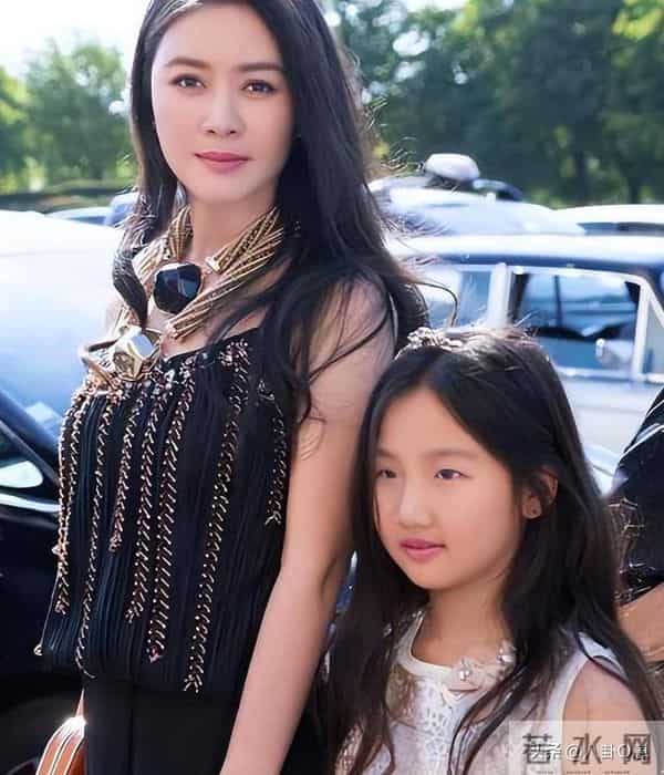 与陆毅相恋多年无果，嫁豪门16年，父病母去夫离开，如今她怎样了