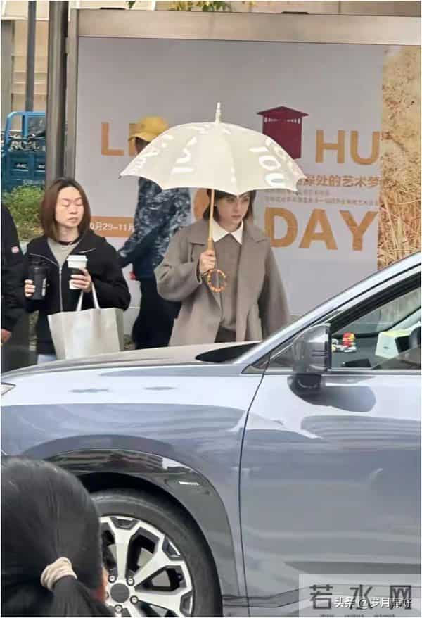孙俪无锡拍戏被偶遇，身穿毛呢大衣新发型好洋气，本人又瘦又美！