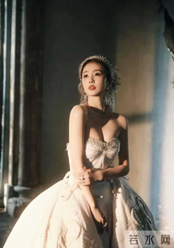 白露摸胸礼服，这身材也太棒了，好美