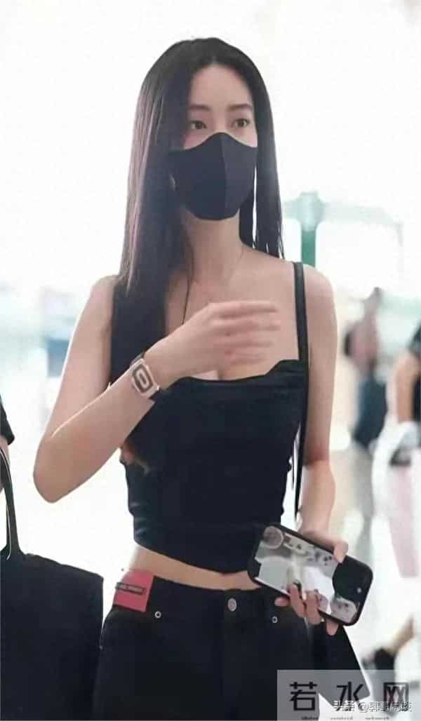 孟子义真空吊带裙现身机场，吊带下的腰臀比太惊艳妥妥人间尤物！