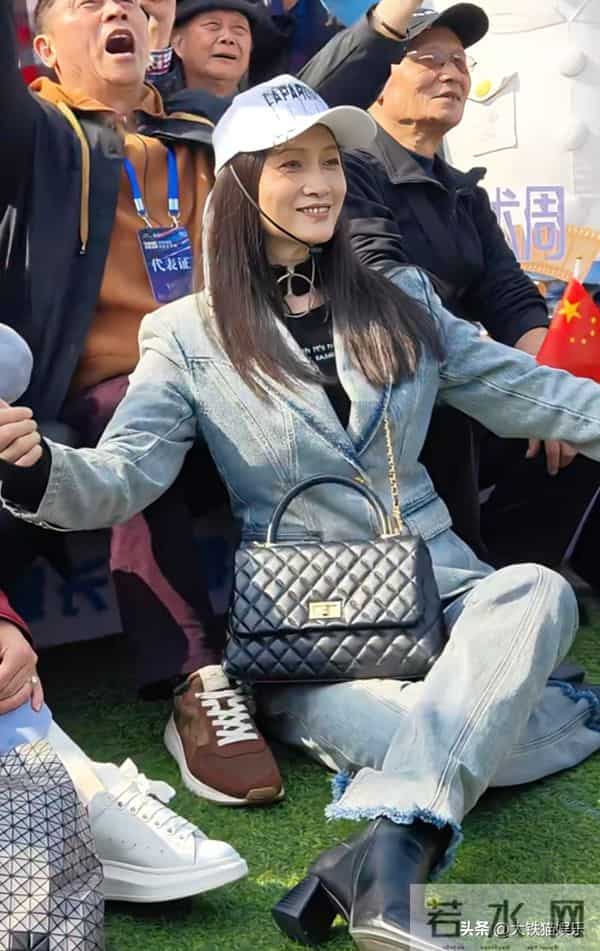 看63岁林芳兵和59岁陶慧敏，才知上了年纪，会打扮比好身材更重要