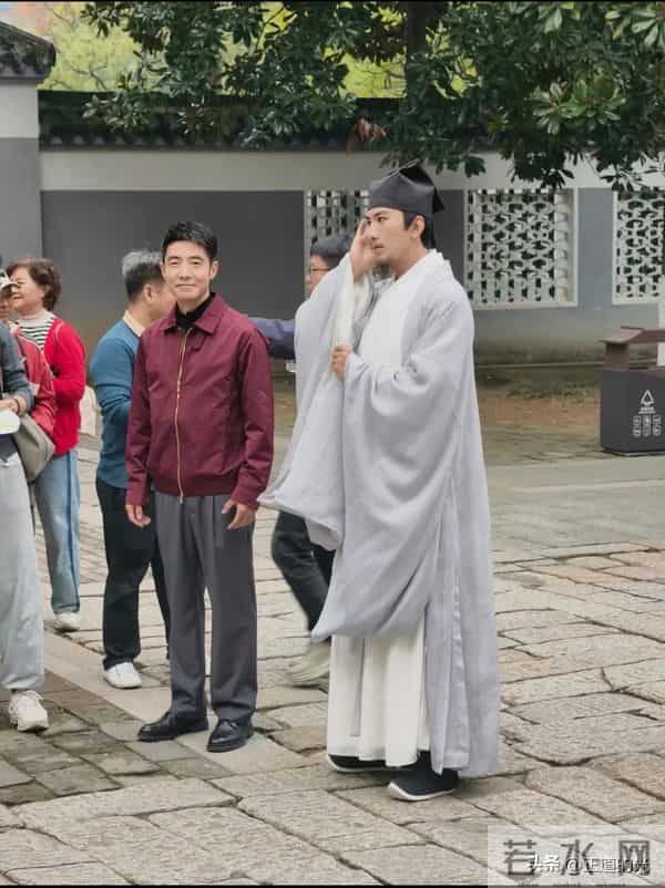 撒贝宁现身岳麓书院 路人视角身材五五分 矮小精悍 官方身高竟1米72